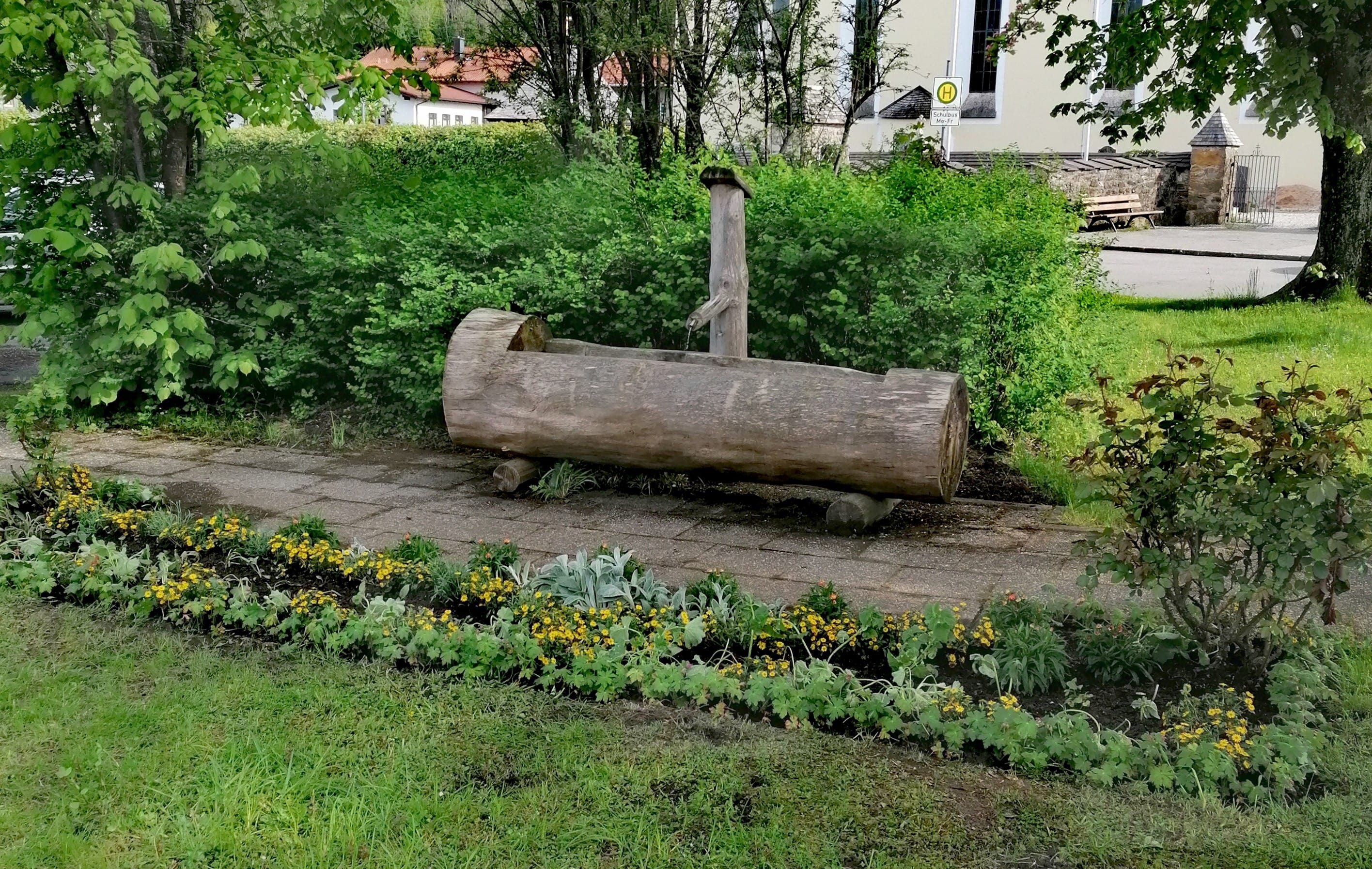 Blumenbeet am Dorfplatz