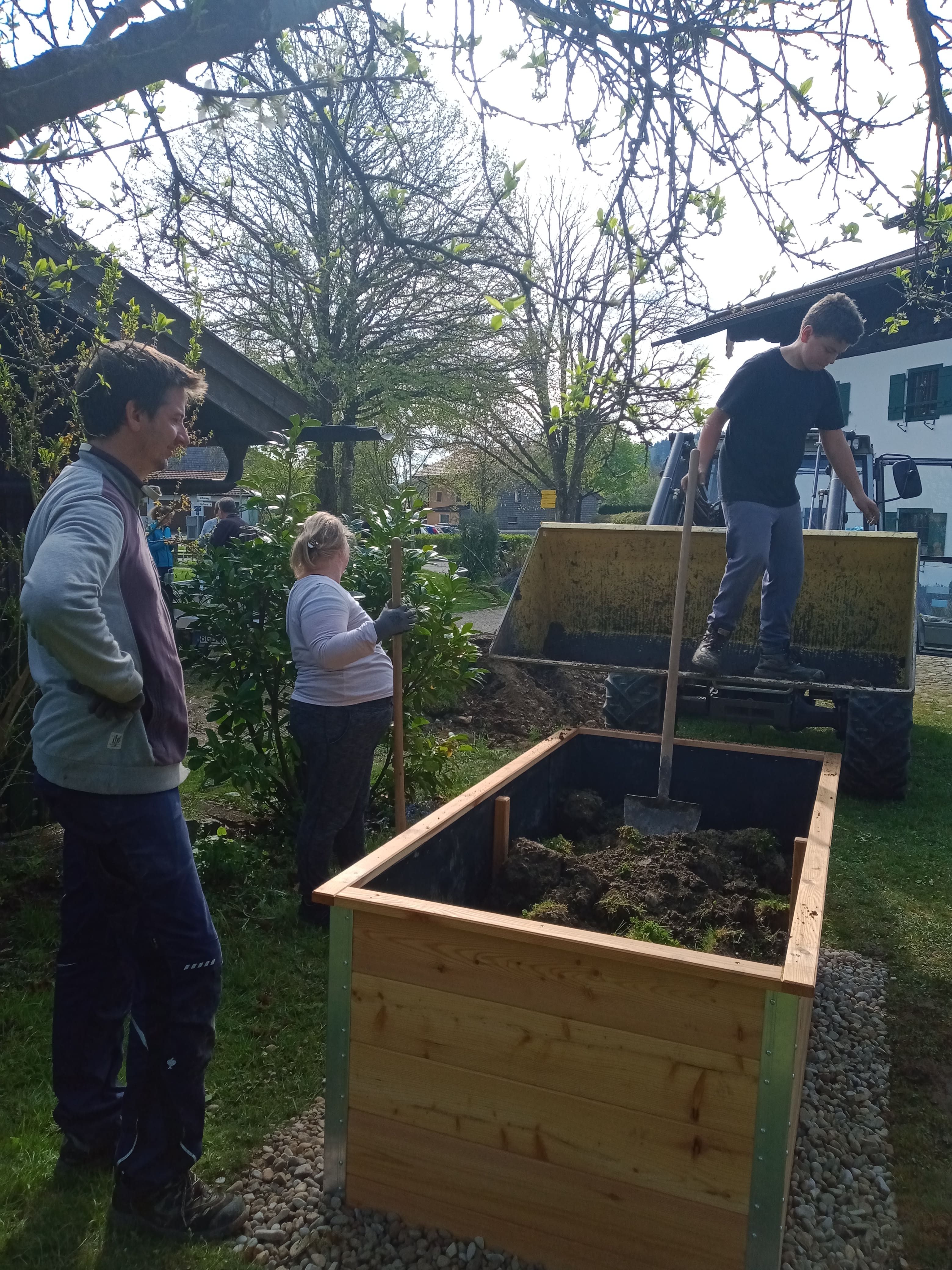 Insektenhotel und Hochbeete