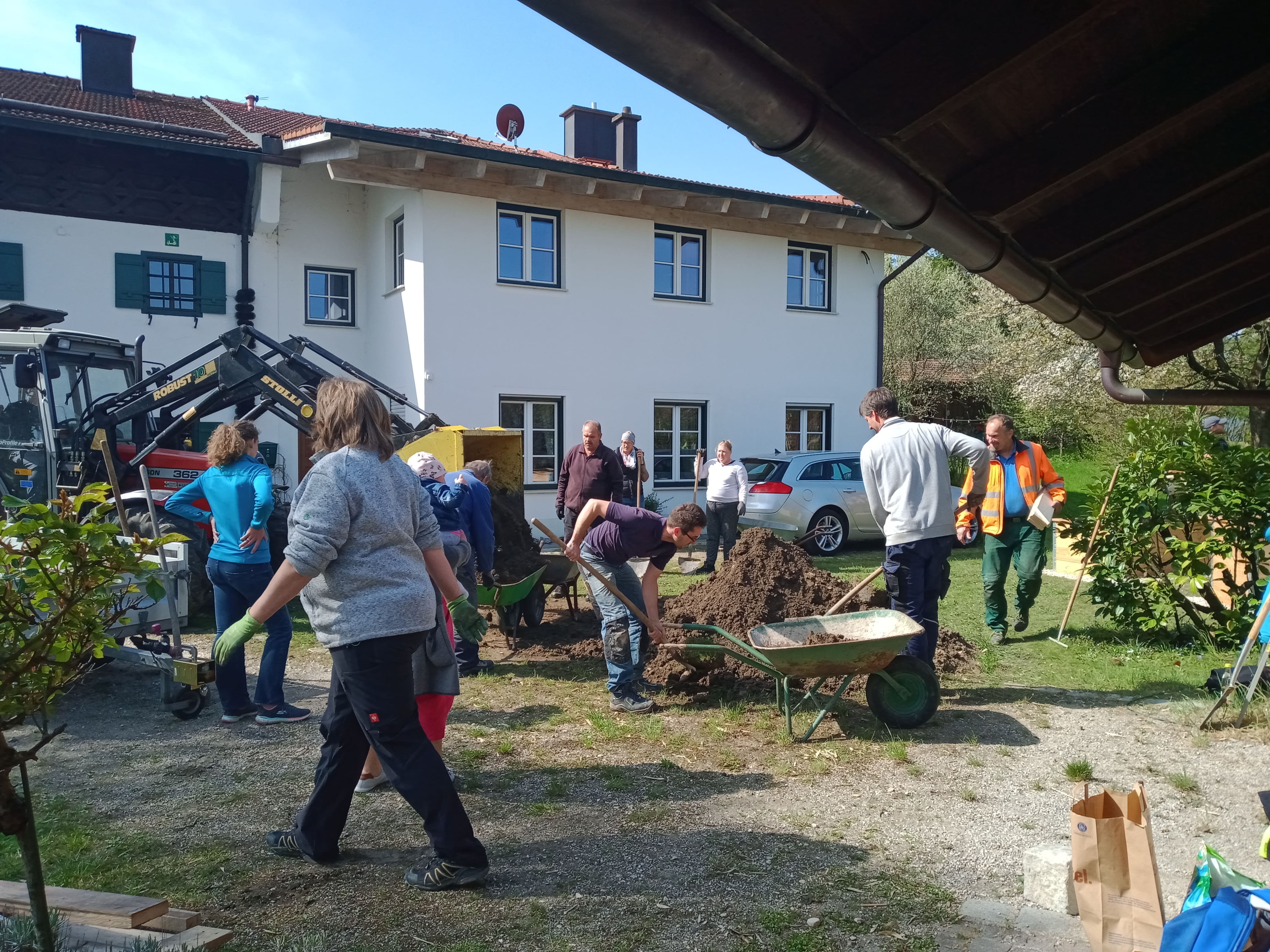 Insektenhotel und Hochbeete