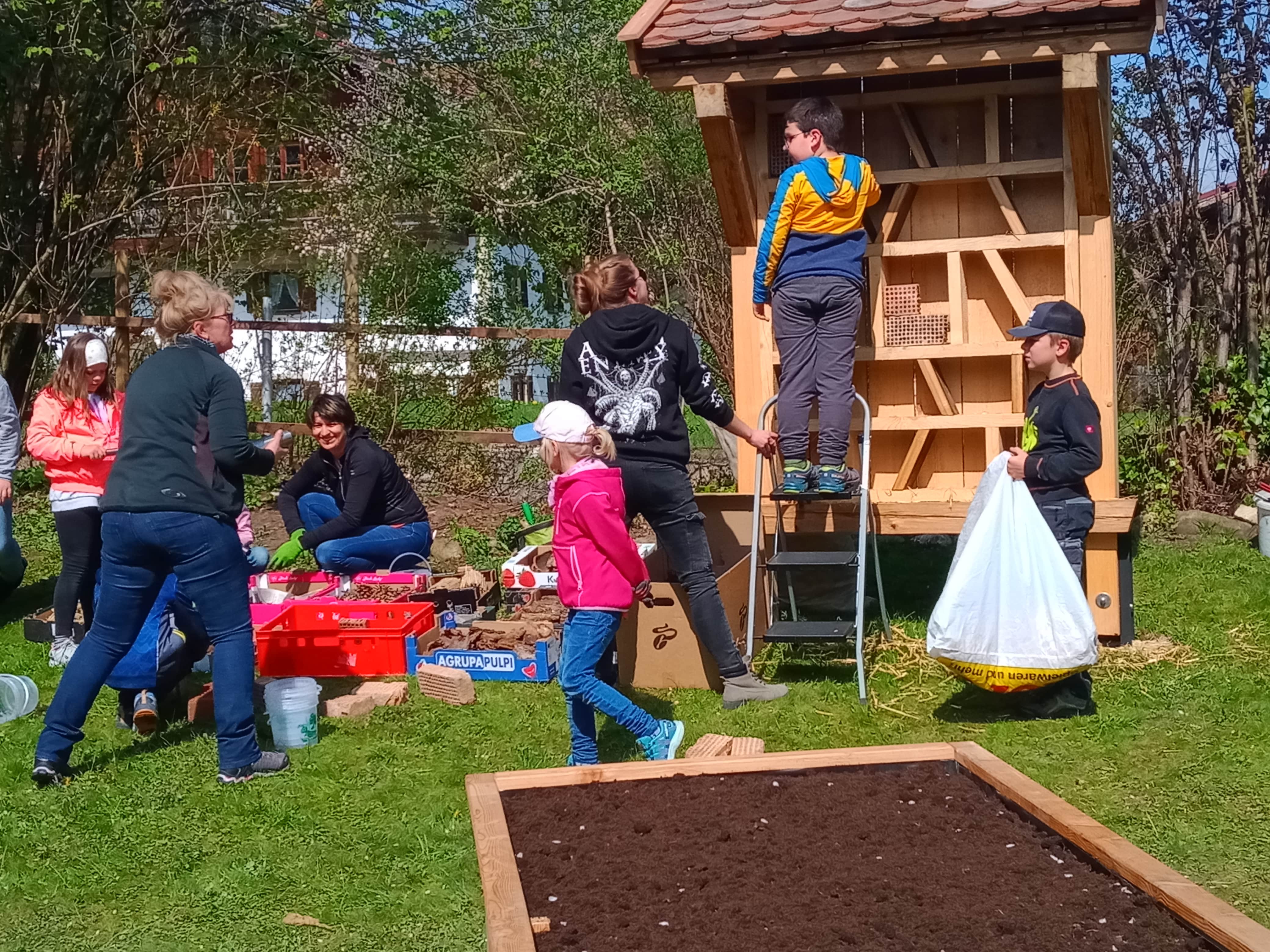 Insektenhotel und Hochbeete