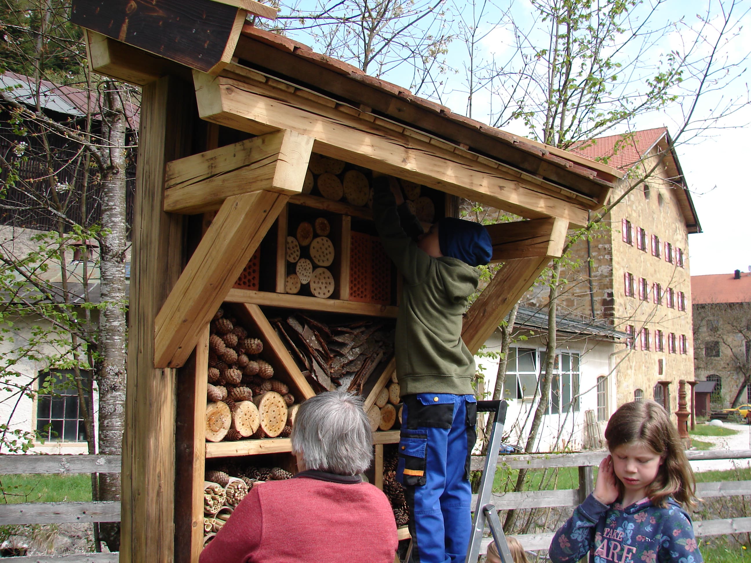 Insektenhotel und Hochbeete