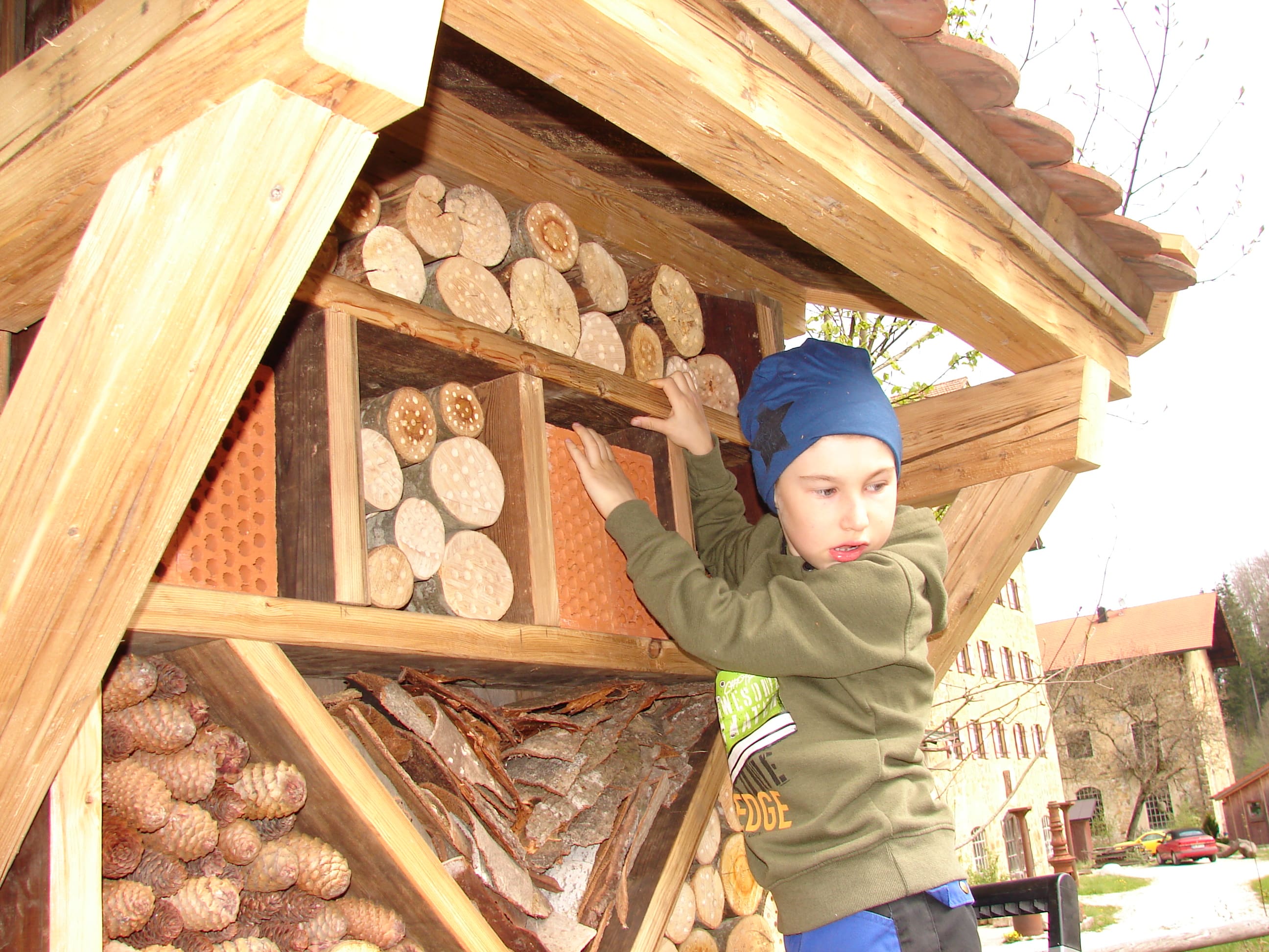 Insektenhotel und Hochbeete