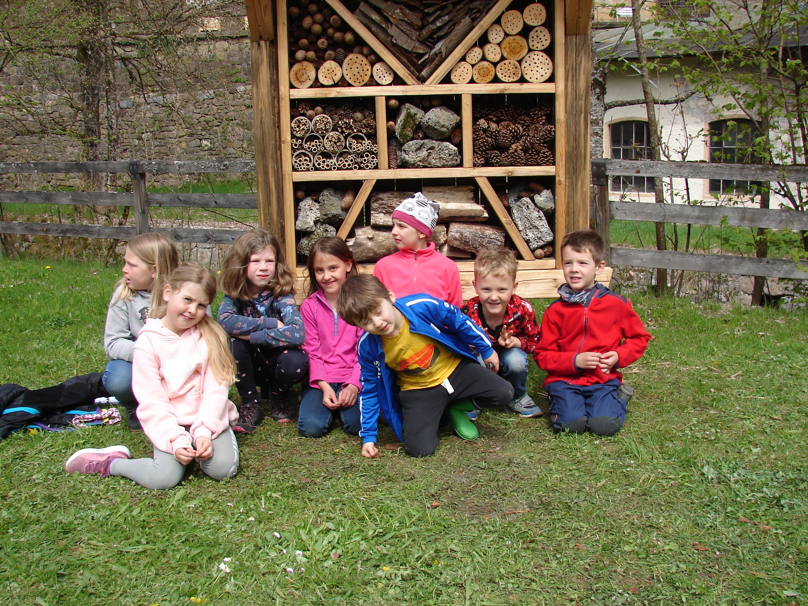 Insektenhotel und Hochbeete