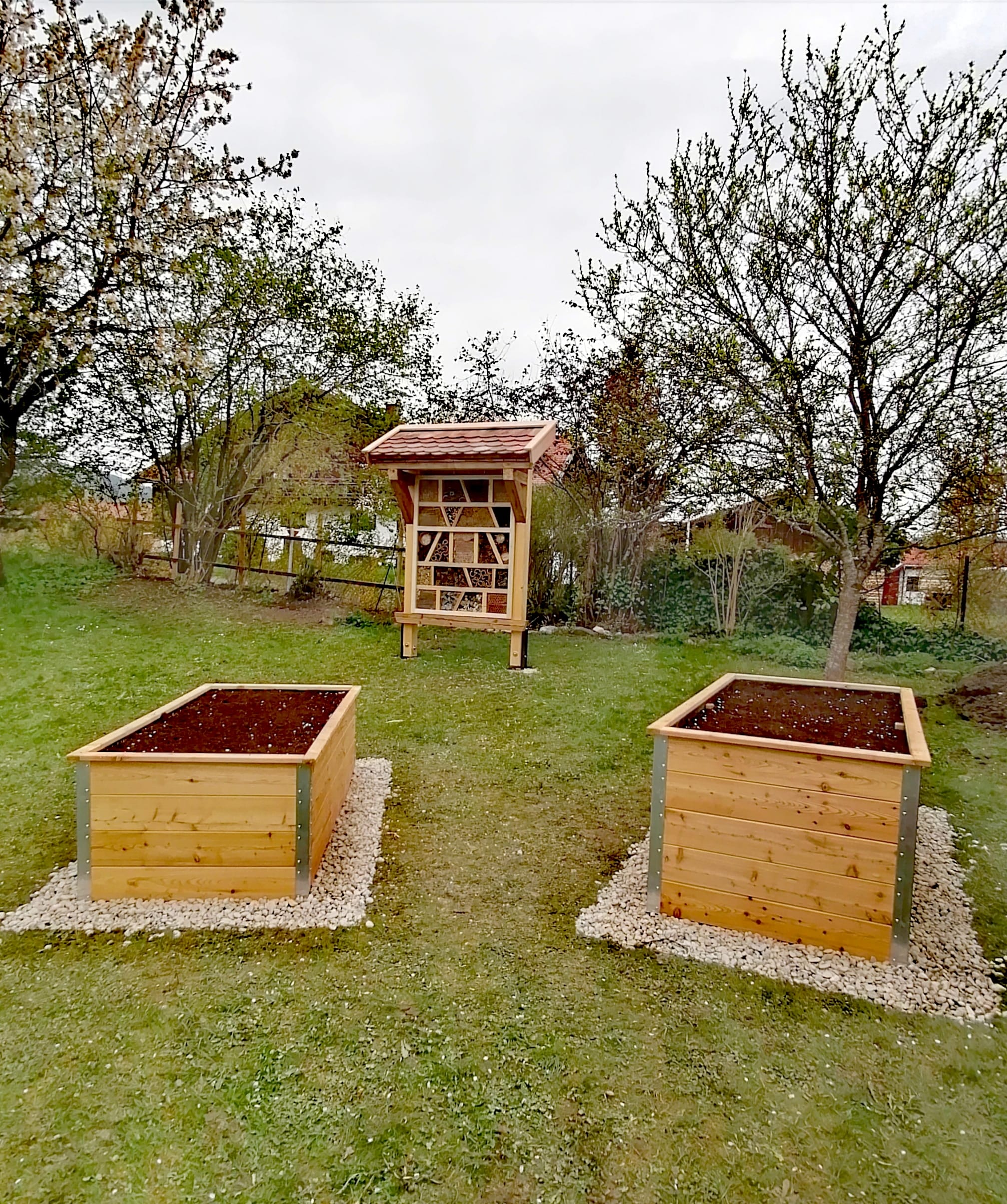 Insektenhotel und Hochbeete